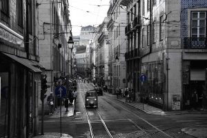 Portekiz gezilecek yerler Lizbon fotoğrafları Conceiçao caddesi - Lisbon Conceiçao street black and white