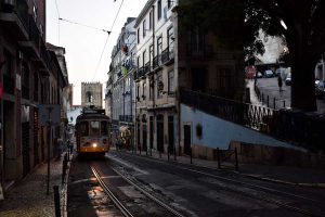 Lizbon fotoğrafları meşhur sarı tramvay - Lisbon the famous yellow tram