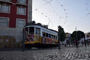 Lizbon'un meşhur sarı tramvayı - Lisbon the famous yellow tram