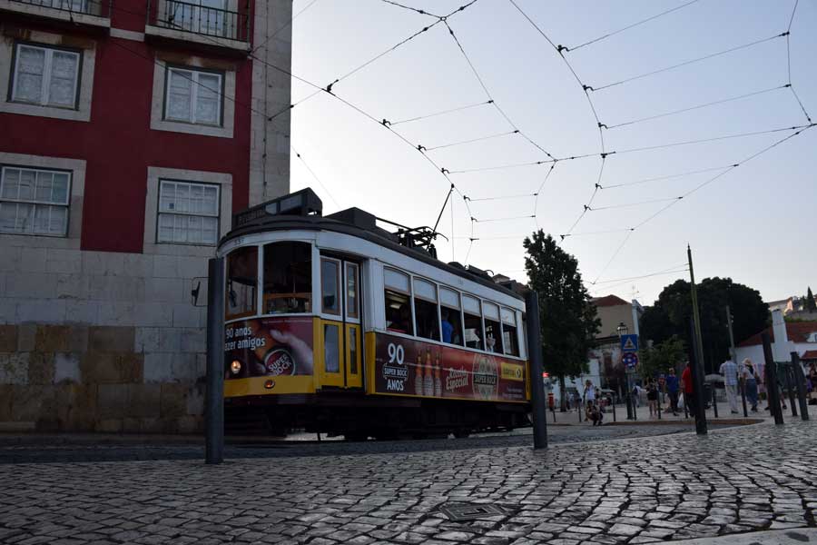 Lizbon'un meşhur sarı tramvayı - Lisbon the famous yellow tram