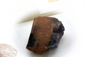 Malatya müzesi eserleri Hitit çivi yazılı pişmiş toprak tabletler - Malatya museum terracotta tablets with Hittite cuneiform writing
