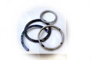 Malatya müzesi eserleri Pirot höyük antik cam ve demir bilezikler - Pirot Mound antique glass and iron bracelets