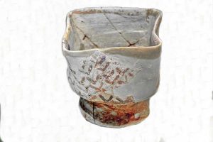 Mardin Müzesi Geç Neolitik ve Erken Kalkolitik Çağ pişmiş toprak yüksek kaideli kase - Late Neolithic and Early Calcholitic Age baked clay footed bowl with four spouts