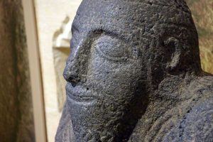 Mardin Müzesi Ölü Kültü heykel detayı Kızıltepe Girbel Höyük MÖ 1600-900 - Mardin Museum, detail of the Death Cult Statue Kızıltepe Girbel mound 1600-900 BC