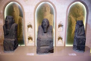 Mardin Müzesi Ölü Kültü heykelleri Kızıltepe Girbel Höyük MÖ 1600-900 - Mardin Museum Death Cult Statues Kızıltepe Girbel mound 1600-900 BC