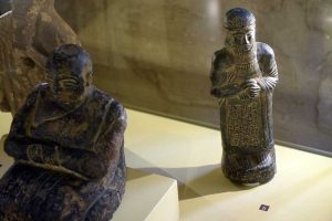 Mardin Müzesi Sahte Eserler Salonu sahte çiviyazılı Sümer heykeli - Mardin Museum Imitation Pieces Hall imitation cuniform inscribed sculpture