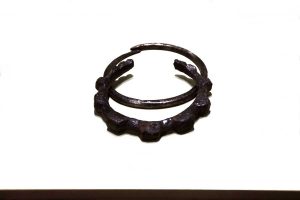 Mardin Müzesi demir bilezik Orta Demir Çağı Yeni Asur Dönemi - Iron bracelet Middle Iron Age Neo-Assyrian Period