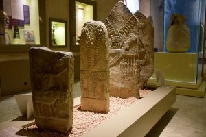 Mardin Müzesi fotoğrafları Göçebe mezar taşları Cizre MS 11-20.yy - Mardin Museum Nomadic gravestones AD 11-20th Century