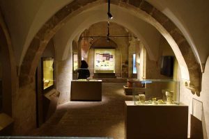 Mardin Müzesi içi Kazılar Salonu - interior of the Mardin Museum Excavations Hall