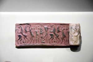 Mardin Müzesi silindir mühür Orta Demir Çağı Yeni Asur Dönemi MÖ 900-600 - Mardin Museum cylinder seal Middle Iron Age Neo-Assyrian Period 900-600 BC