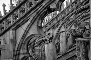 Milano Duomo katedrali uçan payandaları - Duomo cathedral of Milan flying buttresses