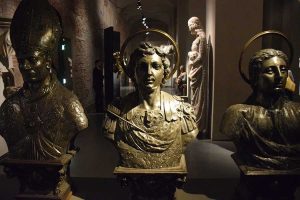Milano Katedrali Müzesi azizlerin büstleri