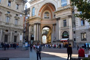 Milano Vittorio Emanuele II Çarşısı girişi