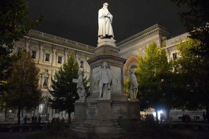Milano Vittorio Emanuele II Çarşısı girişi Leonardo da Vinci heykeli