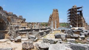 Perge antik kenti Septemus Severus çeşmesi ve Helenistik kuleler - Perge ancient city the Nymphaion of Septemius Severus and Hellenistic towers
