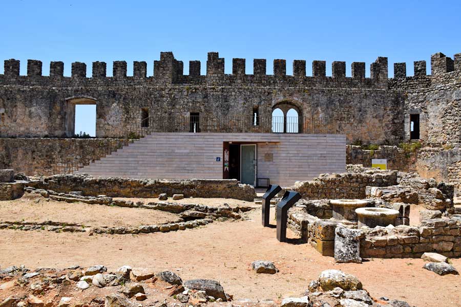 Portekiz Pombal Kalesi içinde ziyaretçi merkezi Pombal Kalesi içinde ziyaretçi merkezi - visitor central in the Pombal Castle (Castelo de Pombal)
