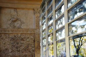 Roma Ara Pacis Müzesi kahramanlık ve onuru temsil eden kabartma - Ara Pacis Museum photos It is thought that she was flanked by male allegorical figures representing Valor and Honor