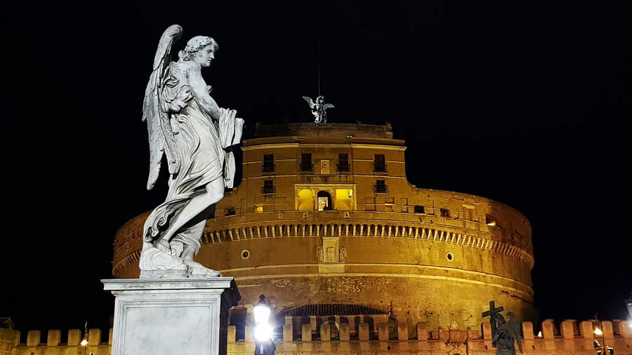Roma Sant'Angelo Kalesi ve Sant'Angelo köprüsü Bernini heykeli - Castle Sant Angelo and statue of Castle's bridge