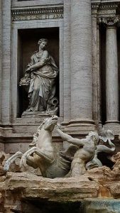 Roma Trevi çeşmesi fotoğrafları Bolluk heykeli - Rome Trevi fountain and statues of Abundance
