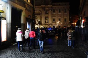 Roma Trevi çeşmesi meydanı - Rome Trevi fountain square