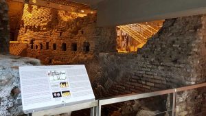Roma gezilecek yerler Trevi çeşmesi altındaki yeraltı su şehri - Rome Vicus Caprarius City of water