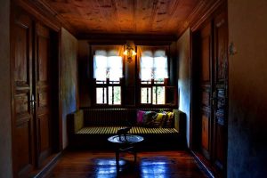 Safranbolu evleri ahşap dekorasyon fotoğrafları - looking out from a divan, Safranbolu photos