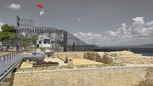 Seddülbahir Kalesi Bab-ı Kebir ve Çanakkale Şehitleri Anıtı - Seddülbahir Fortress Main Gate (Bab-ı Kebir) and Çanakkale Martyrs_ Monument