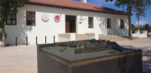 Seddülbahir Kalesi Meydan, Karşılama Merkezi ve Maket, Restorasyon Sonrası - Seddülbahir Fortress Square, Visitor Center & Model after Restoration.jpg