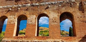 Serapis Tapınağı (Kızıl Avlu) içinden Pergamon antik kenti - The ancient city of Pergamon from the Temple of Serapis (Red Basilica)
