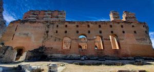 Serapis Tapınağı (Kızıl Avlu) kuzey cephesi - Temple of Serapis (Red Basilica) north facade