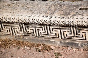 Serapis Tapınağı (Kızıl Avlu) svastika süslemeleri - Temple of Serapis (Red Basilica) swastika decorations