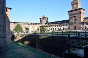 Sforzesco Kalesi La Ghirlanda üzerindeki hendek - Sforzesco Castle's ditch on La Ghirlanda