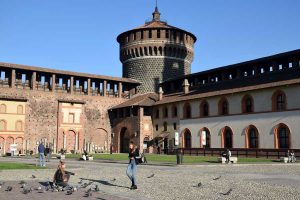 Sforzesco Şatosu La Ghirlanda üzerindeki dairesel kule - Sforzesco castle circular tower on La Ghirlanda