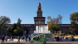 Sforzesco Şatosu girişi Filarete Kulesi ve Piazza Castello çeşmesi - Sforzesco castle entrance Filarete Tower and Piazza Castello fountain