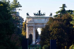 Sforzesco Şatosu yanında Sempione Parkı sonundaki Zafer Takı Arco della Pace - Arch of Peace or Porta Sempione next to Sforzesco Castle