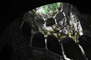 Sintra gezilecek yerler Ters kule - Sintra Quinta da Regaleira Inverted tower