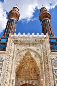 Sivas Gök Medrese Taç Kapı mukarnası detayları ve kapı bezemeleri taş işçiliği