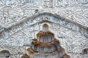 Gök Medrese veya Sahibiye Medresesi mukarnas, bezeme ve taş işçiliği detayları
