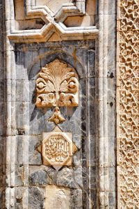 Gök Medrese veya Sahibiye Medresesi yan sütun kitabesi