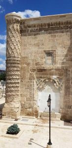 Gök Medrese yivli dairesel kule bezemeleri ve taş işçiliği
