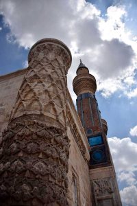 Gök Medrese dairesel köşe payandası ve minare işçiliği