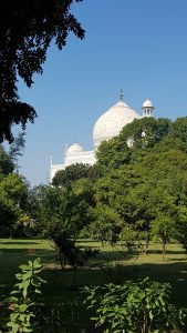 Tac Mahal bahçesinden ünlü Türbe yapısı - Famous Taj Mahal tomb with double dome from the gardens
