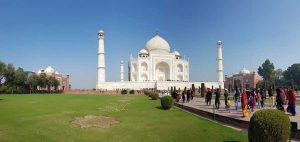 Tac Mahal binası solda cami sağda misafirhane (Mehman Khana) -Taj Mahal tomb with mosque on left and guest house on right