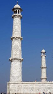 Tac Mahal türbesinin etrafındaki minareler - Minarets around the Tomb building of Taj Mahal
