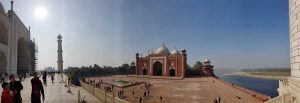 Hindistan gezilecek yerler Tac Mahal ve bahçesindeki camii - Taj Mahal and its mosque along the Yamuna River