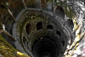 Ters Kule fotoğrafları - Sintra Quinta da Regaleira Inverted tower