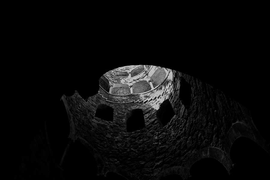 Ters Kule fotoğrafları siyah beyaz - Portugal Inverted Tower Quinta da Regaleira