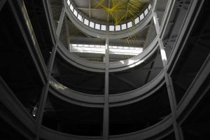 Torino Lingotto eski Fiat fabrikası içindeki çatıdaki piste giden sarmal rampa yol - spiral ramp road to the roof track inside old Fiat factory, Lingotto