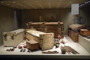 Torino Mısır Müzesi arkeolojik buluntular ve ahşap tabutlar - Turin Egyptian Museum archaeological findings and wooden coffins