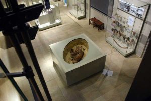 Torino Mısır Müzesi hoker tarzı gömülmüş iskelet sergilemesi- Turin Egyptian Museum burial stand including skeleton in hoker position